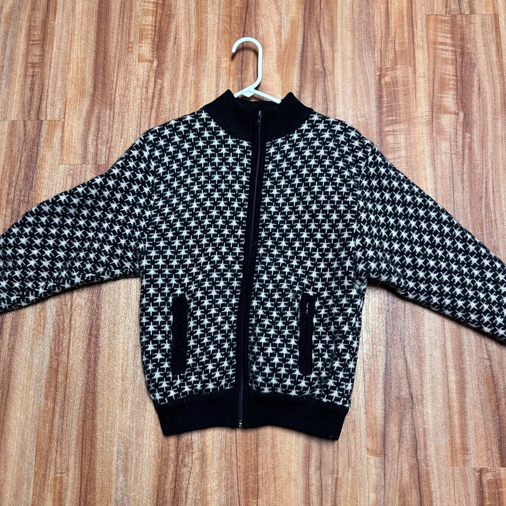 Knit sweater with pattern and zipper